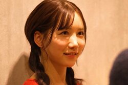 みんながいる前でこっそり…21歳新人セクシー女優をメロメロにした筋肉イケメンの行動とは「ドキッとした」