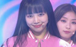 韓国ガールズグループでデビューが決定した16歳の日本人アイドル、圧倒的なスター性でプロデューサーたちから熱い支持！ソロパートでは妖艶パフォーマンスを披露