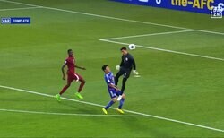 「カタールは審判が支配下だと思っていたのか？」U-23日本代表エースを襲った“腹部への飛び蹴り”に海外ファンも衝撃…「レッドカードは当然」「意図的に見える」