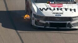 メラメラと炎が…レース佳境にマシンから白煙と炎！まさかのアクシデントにレーサーは失意の表情 ファンからは驚きとリタリアを惜しむ声続々