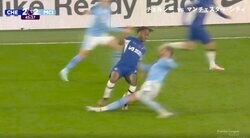 ファウル覚悟のタイマン勝負！対人最強DFが“殺人スライディング”を食らわせた瞬間　やられたらやり返す！“現世界最高SB”カイル・ウォーカーの超攻撃的守備がエグすぎる