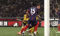 「Jとは基準が違う」FC東京が唖然…ドルトムントFWの“理不尽反転シュート”に国立騒然！「スペースない中で…」「えぐ」