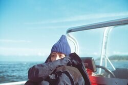 長濱ねる「あまりにもオフな状態ですが」 厚着でボートに乗る一枚、2nd写真集から先行カット第7弾