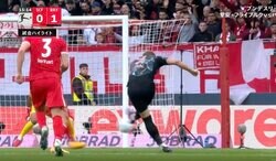 エグすぎる！ 怪物FWに「ドン引き」 時速121キロ“爆速ショット”炸裂の瞬間「何その軌道」 神ターン→弾丸ショットにファン騒然