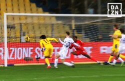 「DFが酷すぎる…」鈴木彩艶が“無慈悲すぎるシュート”で失点→同情の声「味方のフォローがない」「世界レベルの経験で成長してほしい」