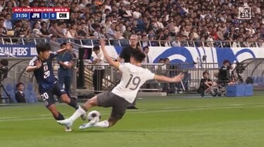 鳥肌！久保建英、ジャンプしながら “股抜き” でスライディングタックル