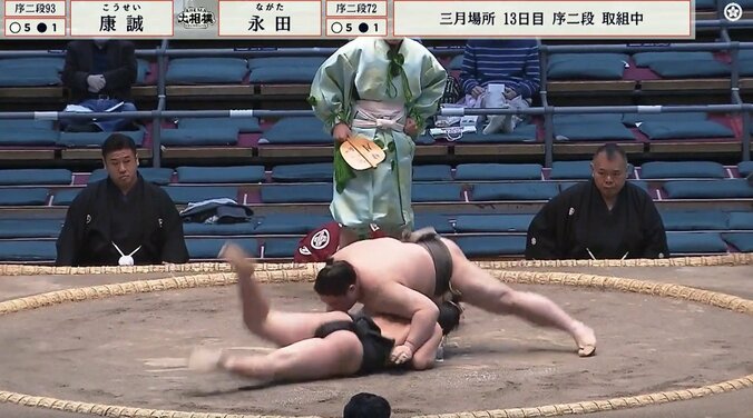 立ち合いで見たことない体勢に“ヒヤリ” 「どすん！」一体何が？ 館内騒然の一コマ 3枚目