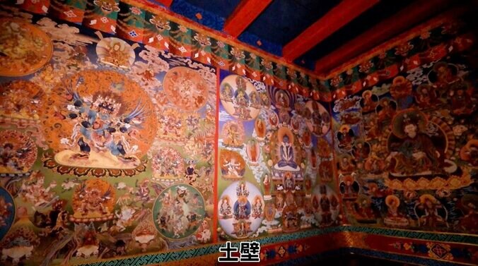 世界的画家がヒマラヤ寺院の壁に描いた“仏画”が圧巻の迫力… 心わしづかみにされる美しさに「この絵本当に描いたの?!」の声 3枚目