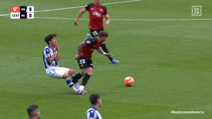 ふざけるなよ！久保建英の体を狙った悪質過ぎる強烈タックル！「これでカードなしかよ！」プロレス並みガッツリ体当たりでぶっ飛ばされた瞬間 2枚目