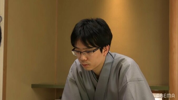 豊島将之叡王、執念の逆転勝利！ 藤井聡太王位・棋聖の「14連続王手」を回避成功／将棋・叡王戦五番勝負 1枚目