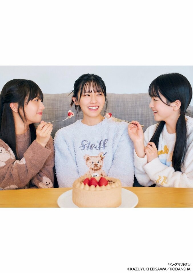 左から海邉朱莉・大越ひなの・鈴木佑捺