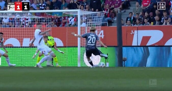 スタジアム騒然！ 堂安律、衝撃の“股抜きゴラッソ”「すげえええ」「エグいな」5枚の壁をブチ破る“逆足弾”で今季5ゴール目！ 4枚目