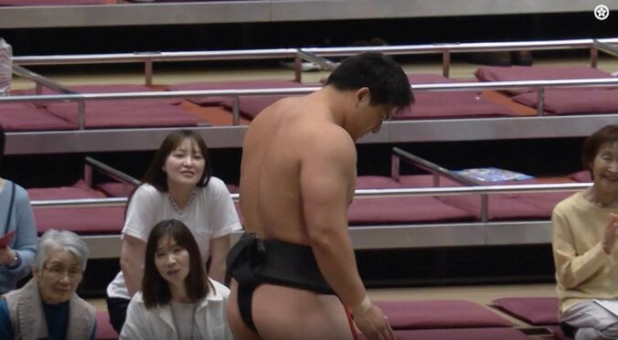 「幕下と思えない」22歳逸材力士が“2度も勘違い” 圧勝の取組後にまたも…初々しい珍事に館内から笑い、本人も照れ笑い 3枚目