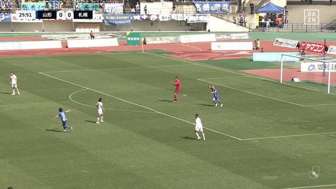 「審判寝てるの？」「国際的によくあるじゃん」VARのないJ2で“バックパスルール”を巡る微妙な判定が物議「どうとでも取れるプレー」 4枚目