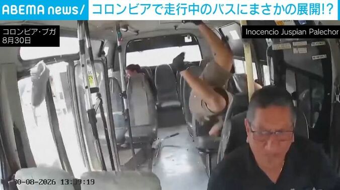 バスに飛び込む男性