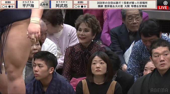 初場所を観戦するデヴィ夫人