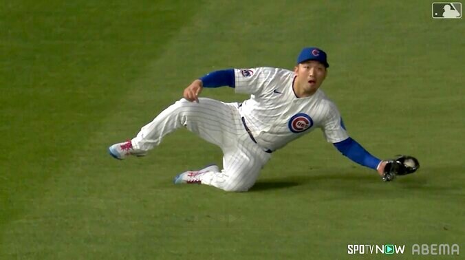 【写真・画像】レフトで魅せた！鈴木誠也の“ハッスルプレー”に球場総立ち　ガッツ溢れる瞬間に現地実況も興奮「素晴らしいスライディングキャッチだ！」　1枚目