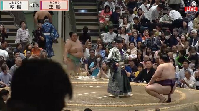 一体いくらよ?大関撃破で手にした「分厚すぎる」懸賞金
