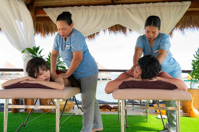 【写真・画像】上半身裸で寝っ転がり…人気セクシー女優とのマッサージデートで近づく距離「気持ちよくなってきました」　2枚目