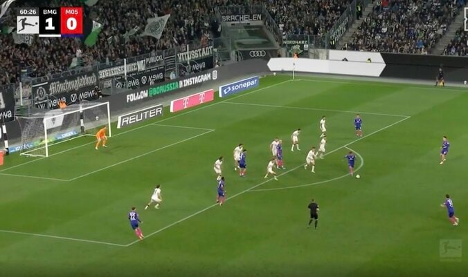 ウソだろ…！？ 佐野海舟、予想を裏切る“まさかの展開”「そこ通すんかい！」相手2人をかわす→絶妙“アウトサイドパス”「よく見えてる」 3枚目