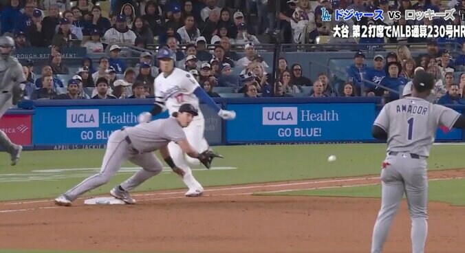 【写真・画像】どうした…？ 大谷翔平、弾丸5号で“投手に異変”「そらビビる」「飛んだw」 打った瞬間に体勢がスゴいことになる「笑ってるやん」　1枚目