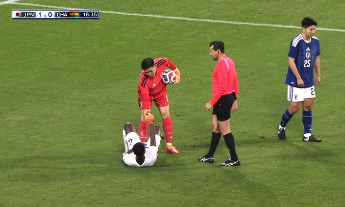 スレマナに手を貸す早川友基