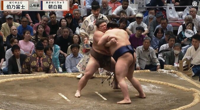 「腕が折れちゃう」伯乃富士、厳しすぎる“極め”に苦悶 ファンは“ヒヤヒヤ” 直後に逆転で館内は拍手喝采 2枚目