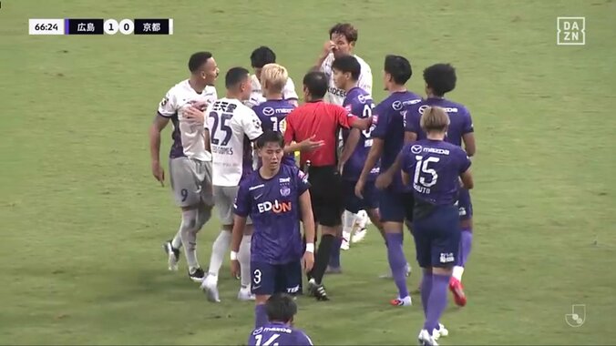 19歳のU20代表MFが京都の怪物FWと一触即発「何したん？」「かっけーな」味方への危険タックルに怒りのフェイスオフ 3枚目