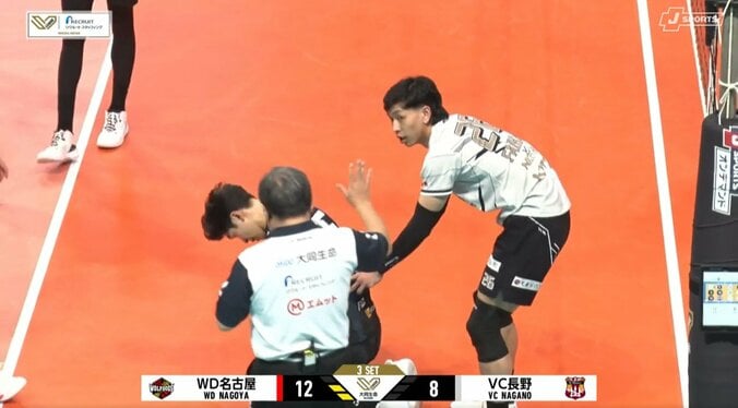 強烈スパイクが顔面直撃「ちょっと目が腫れてますけど…」男子バレー日本代表が“痛々しい姿”でファンの前に登場 後輩にいじられる珍光景も 4枚目