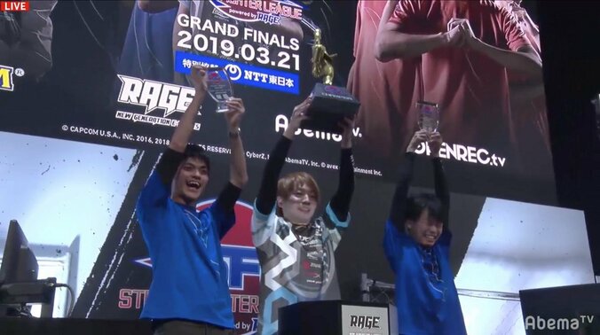 板橋ザンギエフ、栄光のスクリューパイルドライバーでRAGE2連覇！　仲間も感極まり涙／ストリートファイターリーグ powered by RAGE 1枚目
