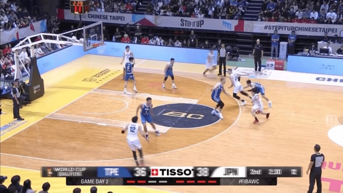 「見えてる世界が１人だけ違う」日本代表PGの“神パス”に解説陣が驚愕！「あれ通すん？」「痺れたなー」ファンも騒然【バスケＷ杯予選】 4枚目