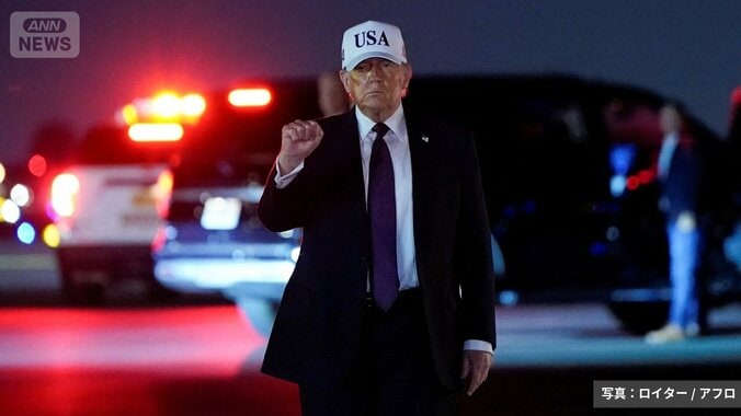 2026年2月27日、フロリダ州のパームビーチ国際空港で大統領専用機エアフォースワンから降りた後、拳を突き上げたトランプ大統領（写真：ロイター/アフロ）