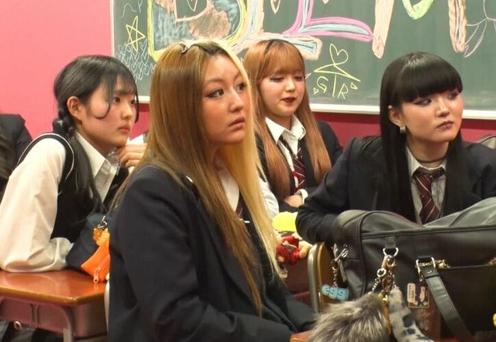 【写真・画像】ギャルだらけの高校、若すぎる先生に村重杏奈が驚き「ギャルだ！」「先生、爪長っ」　1枚目