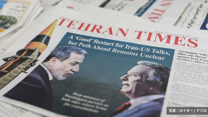 2026年2月7日、アメリカのウィトコフ中東特使とイランのアラグチ外相の写真が掲載されたイランの新聞（写真：ロイター/アフロ）