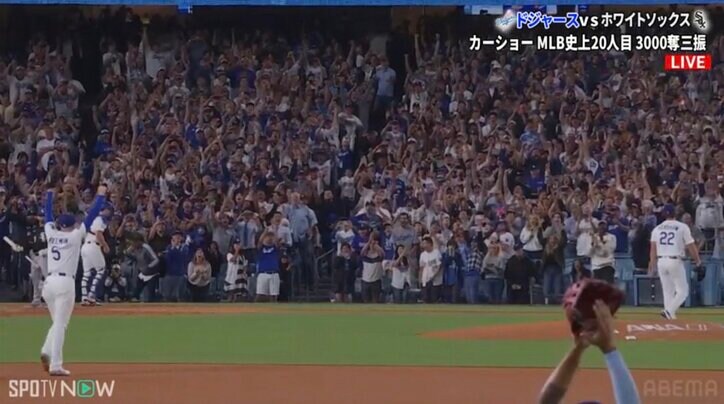 【映像】スタジアム総立ち→チームメイトがハグとガッツポーズで出迎える感動光景