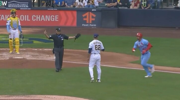 【写真・画像】かかってこい！ 走者が故意に突進？塁上で“衝突アクシデント”発生→キレた野手が相手ベンチと口論… あわや一触即発のトラブルに　1枚目