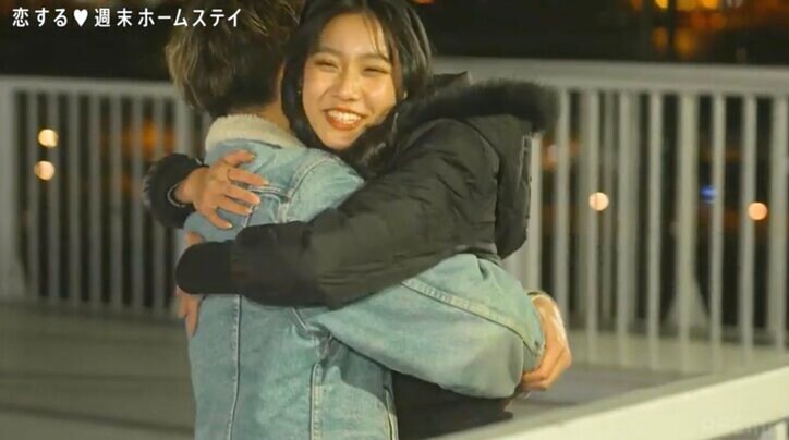 【写真・画像】告白された回数17回 スタイル抜群高1女子、年上男子とのハグにニコニコ　2枚目