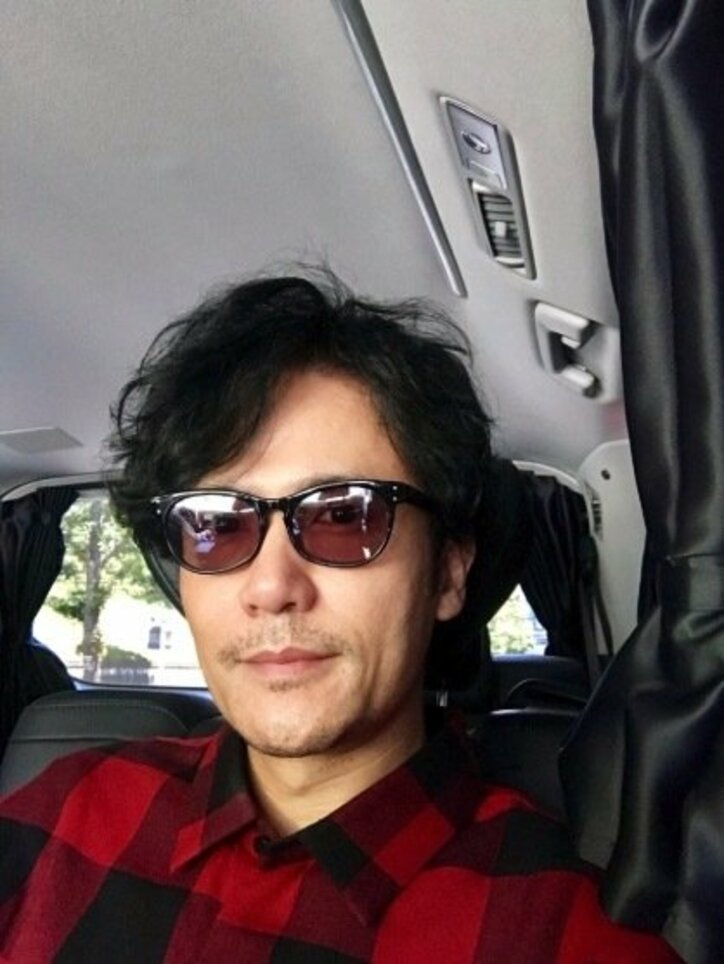 稲垣吾郎、赤のチェックシャツ姿で自撮り「僕としては珍しい」