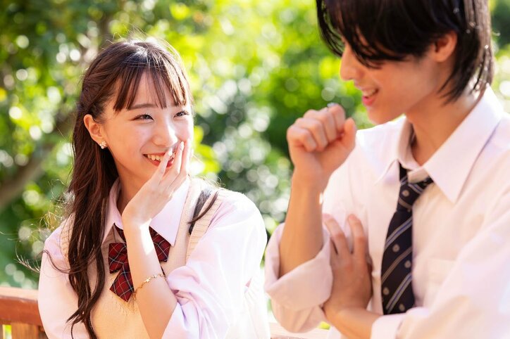 スタイル抜群の美脚JK、韓国風メイク男子に積極アピール「髪の毛ボサボサでもかっこいいですよ」