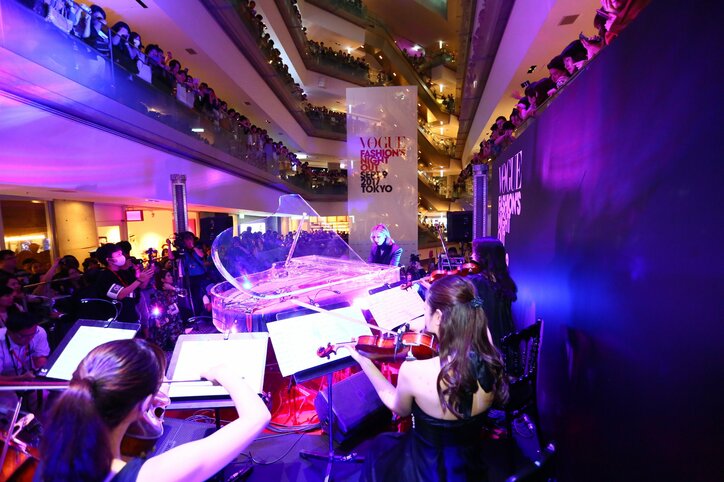 YOSHIKI、“VOGUE”オープニング・セレモニーでX JAPANの楽曲をサプライズ演奏