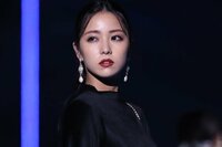 石川恋、華やかなブルーのドレス姿でファンを魅了「クールな東洋美女」「美しい」の声