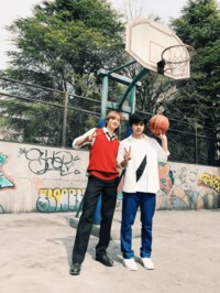 「脚長！」小関裕太、北村匠海とのピースショットが話題に