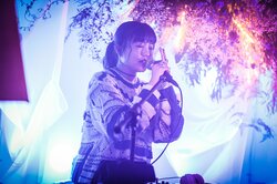 YonYon、1st EP『The Light, The Water』リリースを記念して行われた有観客イベント「よんよんの日」より「Capsule feat. Daigo Sakuragi(D.A.N.)」のライブ映像を公開。