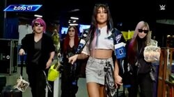 日本人最強悪女レスラー、すっぴん風メイク＆サングラスの“異例姿”で会場入り 「WWEを動かしているのは彼女たち」王者の貫禄に海外ファン注目