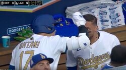 あれ、変わった…？ 大谷翔平、ベンチで“謎の動き”「何だろう？」 デコピンポーズ直後に新パフォーマンス？「仲良いw」「めっちゃ楽しそう」