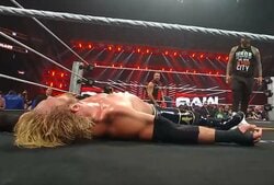 「失神したぞ」自分の凶器で“大の字”KO 予想外の衝撃展開にファン冷笑