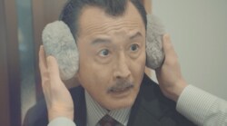 「外寒いんでよかったら…」武蔵(吉田鋼太郎)、はるたん(田中圭)から耳当てをつけられて恋心が再燃『おっさんずラブ-リターンズ-』