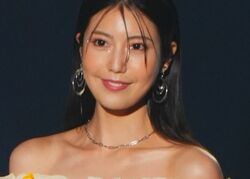 令和の峰不二子・阿部なつき、大胆オフショルで“ドキドキの美肌”披露！圧倒的スタイルに視聴者うっとり「見惚れるボディ」
