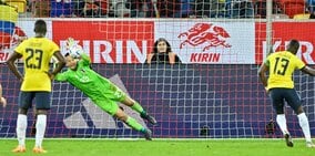 エクアドル戦「0-0」死闘で分かった「最終序列」！「PK阻止」シュミット・ダニエルの「正GK」急浮上、長友佑都の「存在価値」と厳しくなった「CB」【GK・DF編】【日本代表「ラストサバイバル」分析】