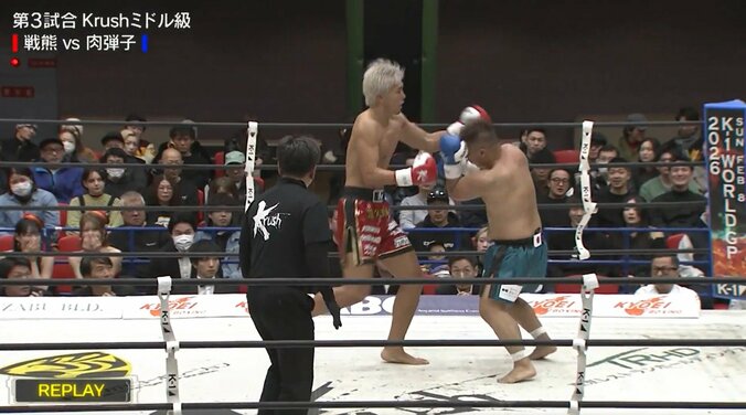 「真空飛びヒザ蹴りだ」戦慄の“一撃” 衝撃KO「これは頑丈でも無理なやつ」ファン驚き 2枚目